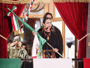 Desde temprana hora, familias enteras comenzaron a llegar a la Explanada de la Presidencia Municipal para disfrutar de la Noche Mexicana. ESPECIAL