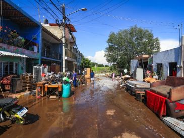 Las intensas lluvias registradas en Zapotlanejo provocaron el desbordamiento del arroyo municipal, dejando un saldo preliminar de al menos 57 casas y 16 vehículos con daños, sin reporte de personas lesionadas o fallecidas. EL INFORMADOR/J. ACOSTA.