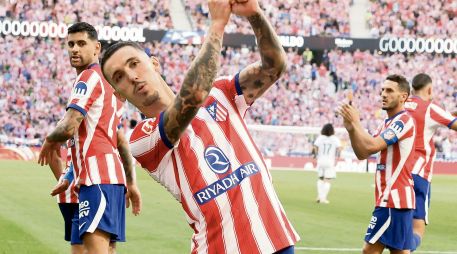 Alex Grimaldo festeja la anotación tras cobrar la pena máxima que abrió el camino para el triunfo. AP