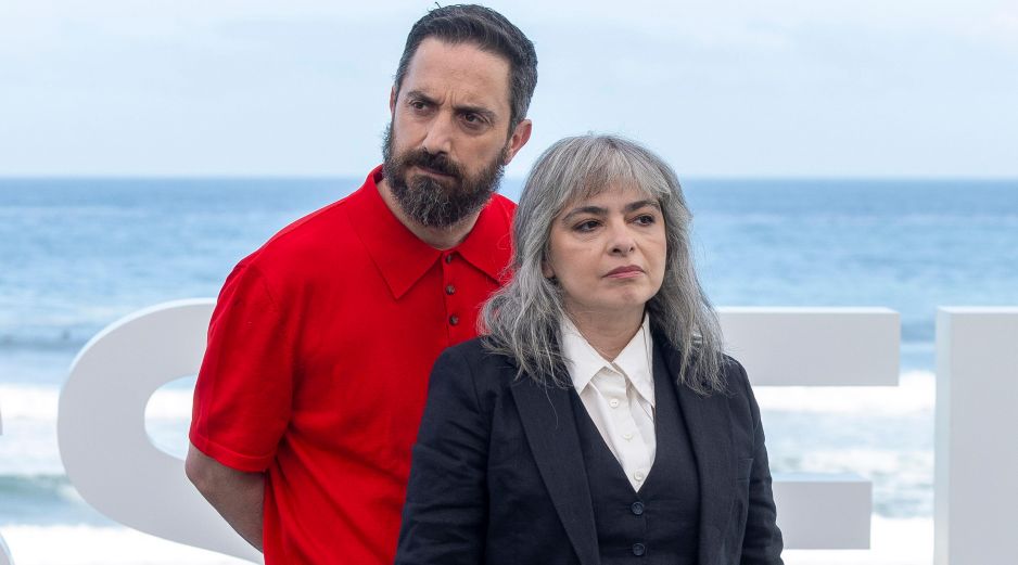 El director y guionista Pablo Larrain posa junto a la escritora Mariana Enriquez este lunes en el Festival de Cine de San Sebastián. EFE/ Javier Etxezarreta.