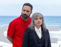 El director y guionista Pablo Larrain posa junto a la escritora Mariana Enriquez este lunes en el Festival de Cine de San Sebastián. EFE/ Javier Etxezarreta.