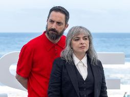 El director y guionista Pablo Larrain posa junto a la escritora Mariana Enriquez este lunes en el Festival de Cine de San Sebastián. EFE/ Javier Etxezarreta.