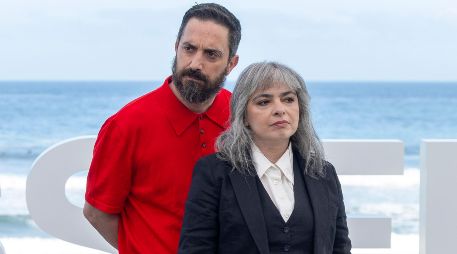 El director y guionista Pablo Larrain posa junto a la escritora Mariana Enriquez este lunes en el Festival de Cine de San Sebastián. EFE/ Javier Etxezarreta.