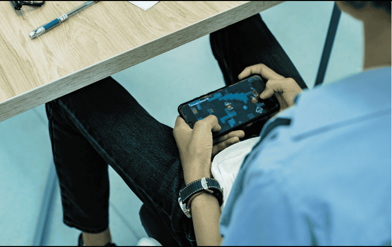 Durante 2025, hubo 103.2 millones de personas usuarias de teléfono celular, cifra que representa un 84.6% de la población en México. ESPECIAL/Canva