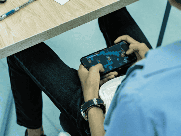 Durante 2025, hubo 103.2 millones de personas usuarias de teléfono celular, cifra que representa un 84.6% de la población en México. ESPECIAL/Canva