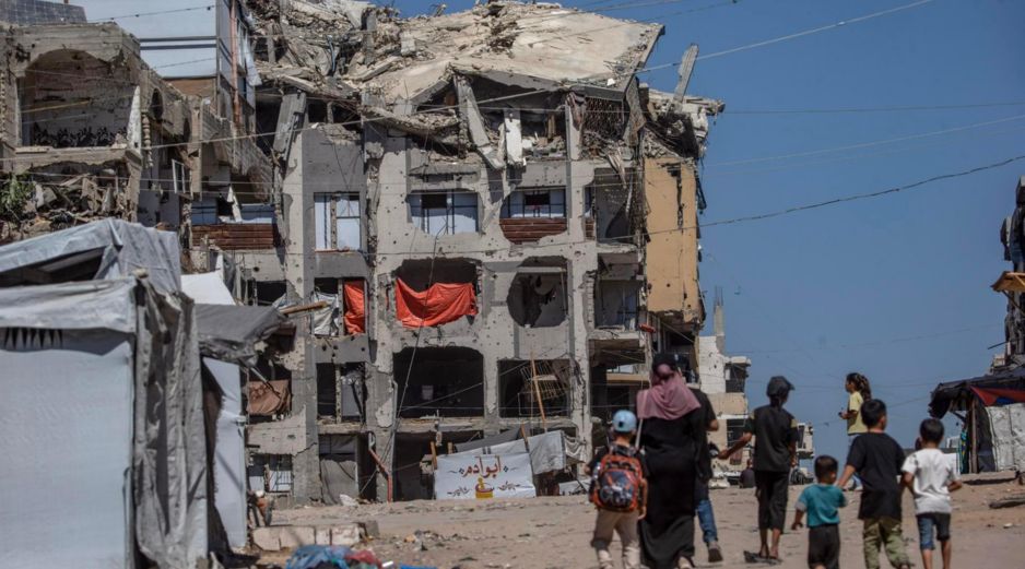 Desde el inicio de la ofensiva bélica israelí hace casi tres años, que ha devastado la Franja, más de 73 mil 900 palestinos han muerto, incluidos más de 20 mil menores y niños. EFE/M. SABER
