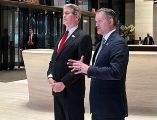 El secretario del Tesoro, Scott Bessent (i), y el representante comercial de EU, Jamieson Greer, se dirigen a la prensa en Nueva York el domingo 20 de septiembre de 2026. AP/M. Sedensky