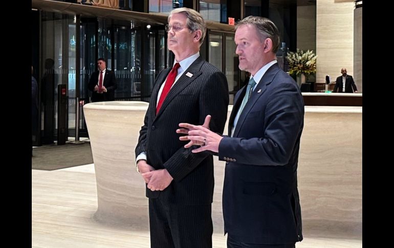 El secretario del Tesoro, Scott Bessent (i), y el representante comercial de EU, Jamieson Greer, se dirigen a la prensa en Nueva York el domingo 20 de septiembre de 2026. AP/M. Sedensky