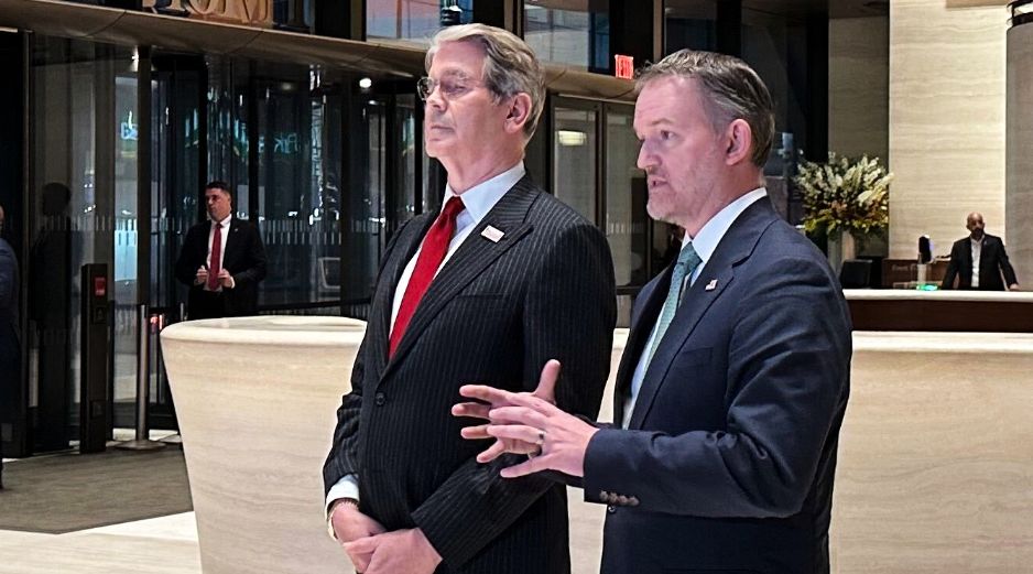 El secretario del Tesoro, Scott Bessent (i), y el representante comercial de EU, Jamieson Greer, se dirigen a la prensa en Nueva York el domingo 20 de septiembre de 2026. AP/M. Sedensky