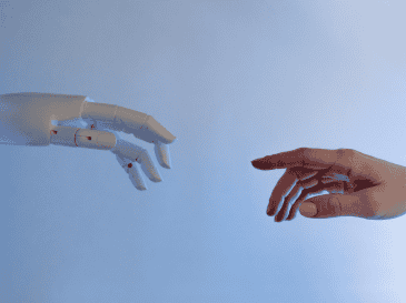 Desde el 1 de agosto de 2024 entró en vigor la Ley de Inteligencia Artificial de la Unión Europea (AI Act), convirtiéndose en el primer marco regulatorio integral del mundo para esta tecnología, la cual clasifica los sistemas de IA según su nivel de riesgo —inaceptable, alto, limitado y mínimo— e impone obligaciones estrictas de transparencia y supervisión humana. CANVA