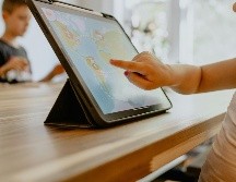 La OMS recomienda que los niños menores a un año no deberían pasar tiempo en pantallas, esto incluye ver videos y jugar videojuegos. UNSPLASH