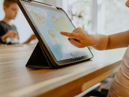 La OMS recomienda que los niños menores a un año no deberían pasar tiempo en pantallas, esto incluye ver videos y jugar videojuegos. UNSPLASH