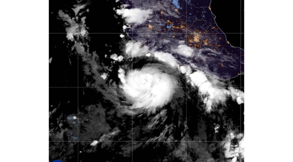 El peligro indirecto para Oaxaca es el oleaje y mar de fondo, así como posibles lluvias en municipios como Pinotepa Nacional y Santiago Jamiltepec. AP/NOAA