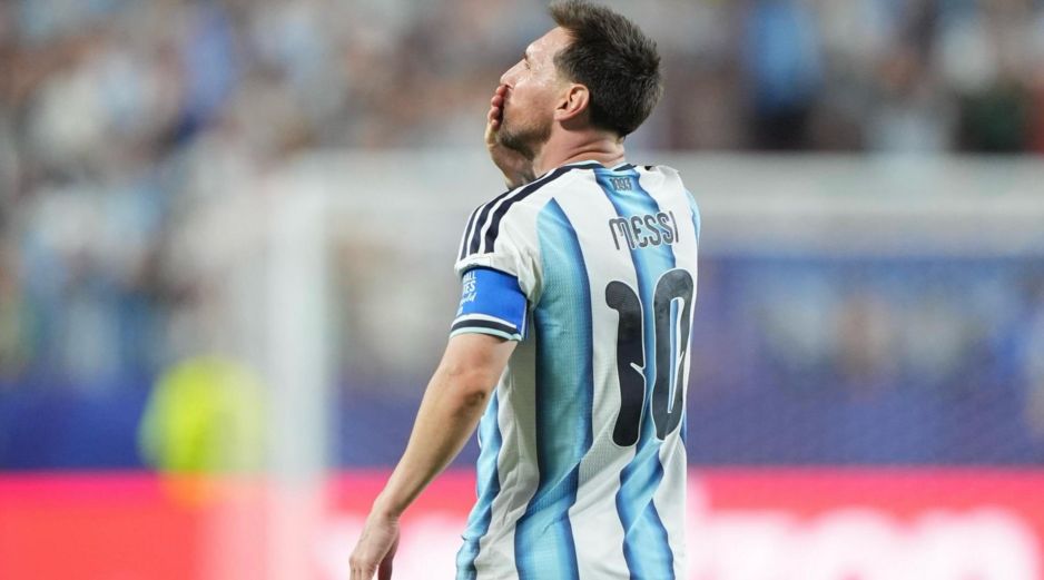 Lionel Messi muestra emotivo video en redes sociales con la camiseta conmemorativa que utilizará en su partido de despedida con la Selección Argentina. INSTAGRAM/@LEOMESSI