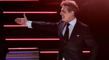 Desde 2019, el cantante mexicano se encuentra en una relación con la diseñadora española Paloma Cuevas. AFP