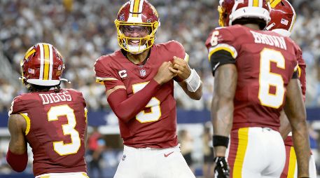 Jayden Daniels. El quarterback sufrió una dislocación en el codo izquierdo durante la derrota ante los Cowboys de Dallas. AFP