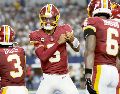 Jayden Daniels. El quarterback sufrió una dislocación en el codo izquierdo durante la derrota ante los Cowboys de Dallas. AFP
