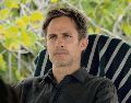 Gael García Bernal interpreta a Camilo en un momento de introspección dentro de “Hombre al agua”, la comedia dramática y satírica que él mismo dirige y protagoniza. CORTESÍA