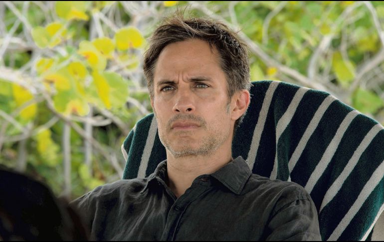 Gael García Bernal interpreta a Camilo en un momento de introspección dentro de “Hombre al agua”, la comedia dramática y satírica que él mismo dirige y protagoniza. CORTESÍA
