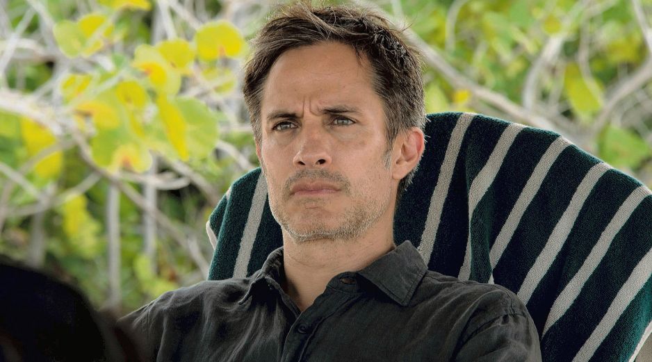 Gael García Bernal interpreta a Camilo en un momento de introspección dentro de “Hombre al agua”, la comedia dramática y satírica que él mismo dirige y protagoniza. CORTESÍA