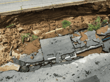 Personal del Sistema Intermunicipal de los Servicios de Agua Potable y Alcantarillado (SIAPA) ya trabaja en el lugar. EL INFORMADOR/ARCHIVO