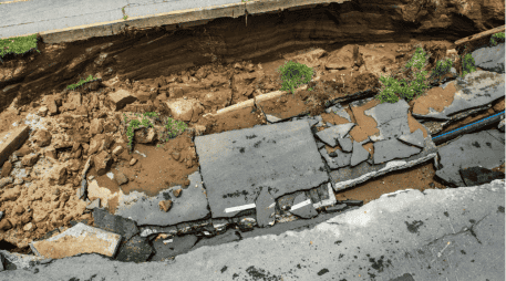 Personal del Sistema Intermunicipal de los Servicios de Agua Potable y Alcantarillado (SIAPA) ya trabaja en el lugar. EL INFORMADOR/ARCHIVO