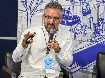 En la Universidad Panamericana, Ola Gustafsson, especialista internacional, encabezó el panel "Futuros a escala humana" como parte del Congreso Internacional de Movilidad. EL INFORMADOR / A. Navarro