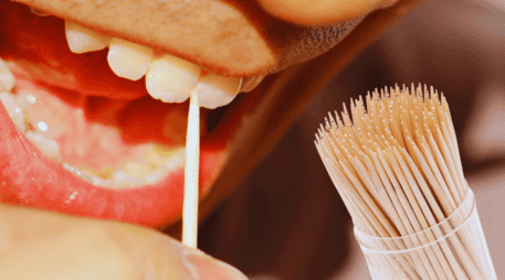 El mayor riesgo radica en la fragilidad del material. La madera humedecida por la saliva tiende a romperse con suma facilidad. ESPECIAL / CANVA