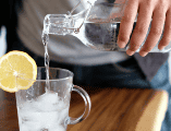 Si sufres de colitis, reflujo o hipertensión arterial, lo ideal es que consultes a tu médico para ajustar tu consumo de sodio y bebidas gasificadas. ESPECIAL/Unsplash