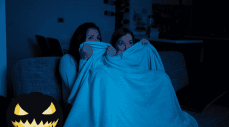 Apaga las luces, enciende tu pantalla y deja que los grandes maestros del horror te demuestren por qué sus obras siguen siendo insuperables. ESPECIAL / CANVA