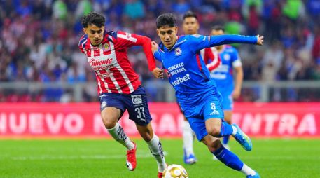 A Chivas le ha costado encontrar reemplazos para sus laterales, Gabriel Milito ha tenido que recurrir a futbolistas fuera de esa posición. IMAGO7