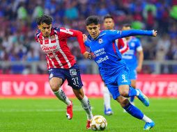 A Chivas le ha costado encontrar reemplazos para sus laterales, Gabriel Milito ha tenido que recurrir a futbolistas fuera de esa posición. IMAGO7