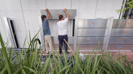 La instalación de barreras de madera u otros materiales para proteger zonas vulnerables de viviendas y negocios es vital ante un huracán. EFE/ARCHIVO