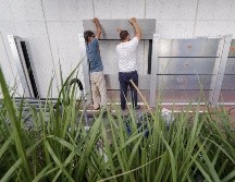 La instalación de barreras de madera u otros materiales para proteger zonas vulnerables de viviendas y negocios es vital ante un huracán. EFE/ARCHIVO