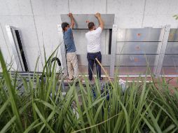 La instalación de barreras de madera u otros materiales para proteger zonas vulnerables de viviendas y negocios es vital ante un huracán. EFE/ARCHIVO