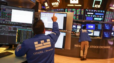 Por sectores, predominaron las pérdidas, encabezadas por las empresas financieras, de energía y comunicaciones. EFE/S. Yenesel