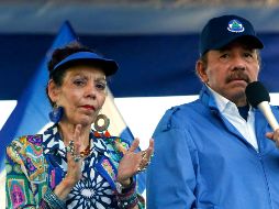 El presidente de Nicaragua, Daniel Ortega, y su esposa y vicepresidenta, Rosario Murillo, lideran una marcha en Managua, Nicaragua, en el 2018. AP/ARCHIVO