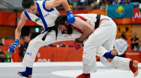 Las Artes Marciales Mixtas son populares, están orientadas a los jóvenes y no requerirían construir sedes especiales. AP / D. ALANGKARA