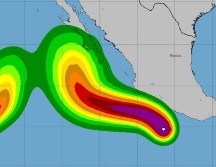 Imagen difundida por el Centro Nacional de Huracanes  (NOAA) del huracán “Polo”, que alcanzó este martes la categoría 5 y que se desplaza lentamente frente a las costas del Pacífico mexicano. EFE/NOAA