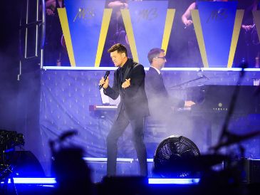 Michael Bublé recurrió al español, las bromas y la cercanía con sus seguidores durante su presentación en Guadalajara que abrió las puertas del Coliseo GNP Seguros, el nuevo recinto para espectáculos en la ciudad. EL INFORMADOR/ J. Acosta