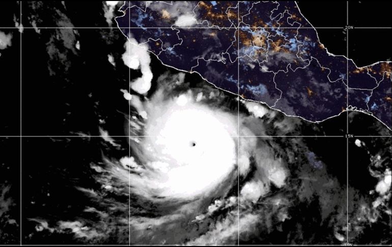 Polo sigue siendo un huracán extremadamente peligroso su paso por el Pacífico afecta con lluvias el clima de buena parte de México. EFE/ NOAAA