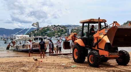 Las Fuerzas Armadas implementan el Plan DN-III-E y el Plan Marina para mitigar riesgos, desplegando miles de elementos, vehículos y aeronaves en los estados afectados. EFE/D. Guzmán