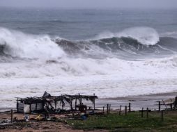 Ante esta situación, la UEPCBJ recomendó a la población en general que, ante el oleaje elevado, suspenda actividades recreativas y evite playas rocosas. EFE/D. Guzmán