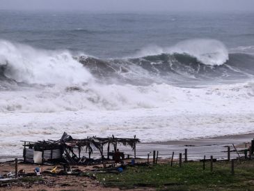 Ante esta situación, la UEPCBJ recomendó a la población en general que, ante el oleaje elevado, suspenda actividades recreativas y evite playas rocosas. EFE/D. Guzmán