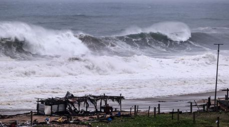 Ante esta situación, la UEPCBJ recomendó a la población en general que, ante el oleaje elevado, suspenda actividades recreativas y evite playas rocosas. EFE/D. Guzmán