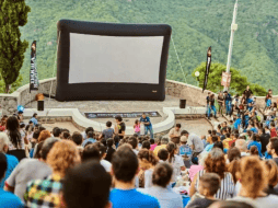 Ver una película al aire libre, recostado sobre el pasto y bajo el cielo estrellado, es una experiencia que se puede disfrutar en Guadalajara. ESPECIAL/ FACEBOOK / Cinema Live Guadalajara