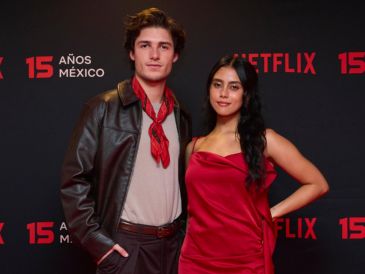 Juan Pablo Fuentes y Renata Vaca de "Mal de amores" estuvieron presentes en la gala de aniversario de Netflix. ESPECIAL/NETFLIX.