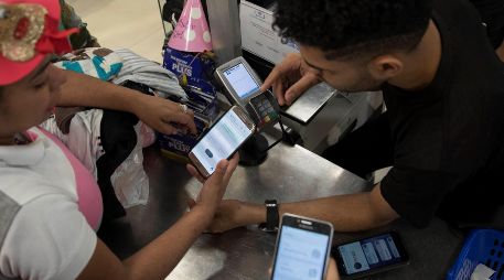 El despliegue del programa ha permitido que los comercios elijan diversas soluciones tecnológicas adaptadas a sus necesidades. EFE / ARCHIVO