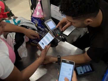 El despliegue del programa ha permitido que los comercios elijan diversas soluciones tecnológicas adaptadas a sus necesidades. EFE / ARCHIVO