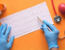 El riesgo femenino cambia a lo largo de la vida y puede estar condicionado también por factores específicos como el embarazo o una menopausia prematura. Unsplash